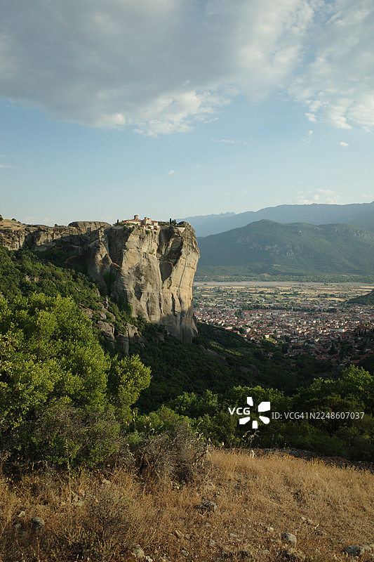希腊梅特欧拉修道院全景，坐落于山谷小镇上方的巨大岩石之上，特里卡拉，希腊，卡拉巴卡玛丽亚图片素材