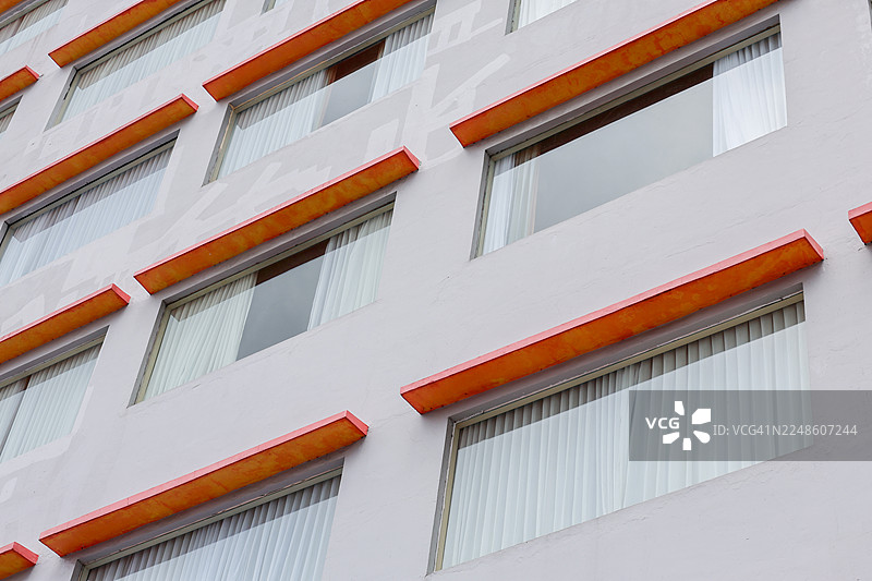 带有橙色装饰和窗户的现代建筑外观，印度尼西亚图片素材