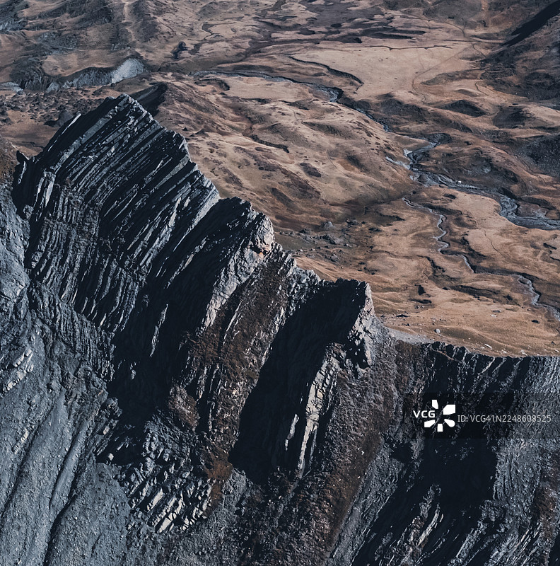 法国拉特尔瓦尔德，拉克鲁萨，崎岖干旱的荒原上，锯齿状的岩石构造与蜿蜒的河流，高角度俯视的戏剧性景观图片素材