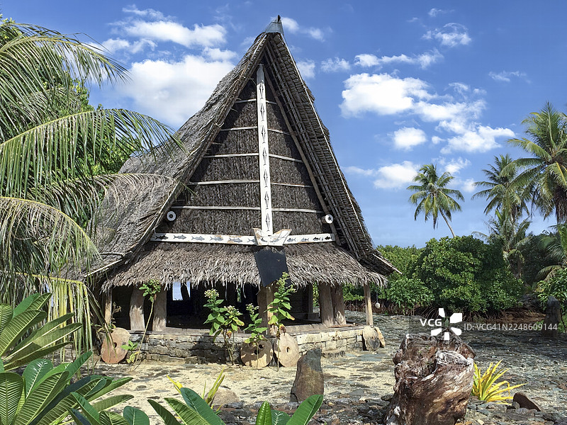棕榈树间的传统历史男性集会所，部落酋长男性集会所，背景是太平洋，位于密克罗尼西亚联邦、澳大拉西亚的雅浦州雅浦岛加罗林群岛。图片素材
