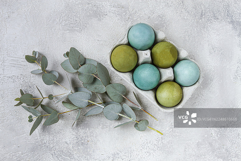 复活节彩蛋，绿色和青色调，搭配桉树叶，复活节贺卡，俯视角度，无人物图片素材