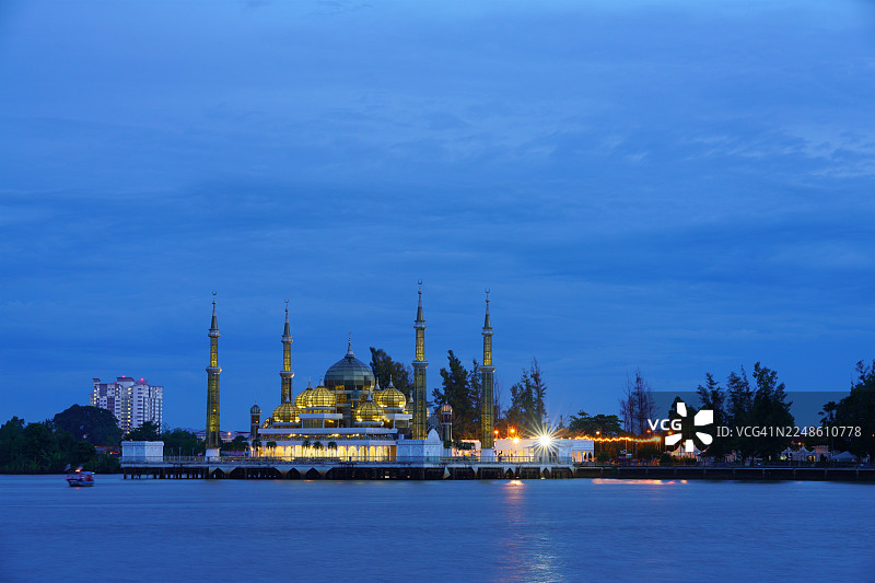 马来西亚瓜拉登嘉楼的水晶清真寺，在薄暮时分被绚丽灯光照亮，倒映在宁静的河面上图片素材