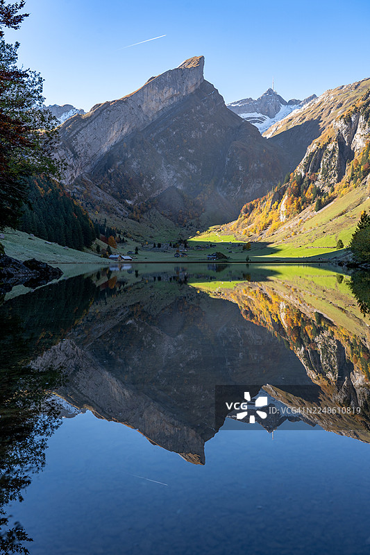 瑞士塞阿耳普湖，雄伟的山景，纯净的湖水倒映着崎岖的山峰、秋天的树叶和蔚蓝的天空图片素材