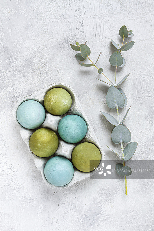 复活节彩蛋，绿色和绿松石色调，搭配桉树叶，复活节贺卡，俯视角度，无人物图片素材