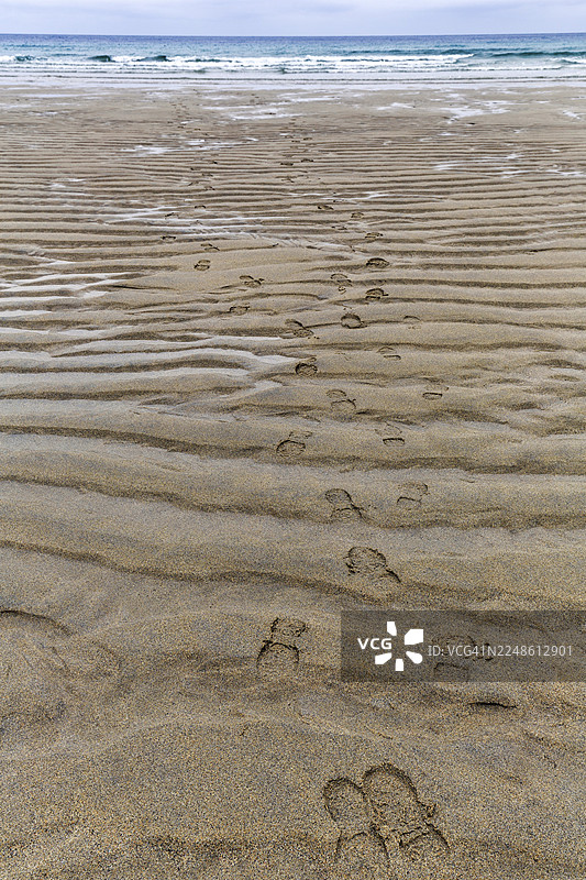 海岸线、沙滩、沙纹、海滨、海景、脚印、全景、塞南湾、怀特桑德湾、康沃尔、英格兰、英国图片素材