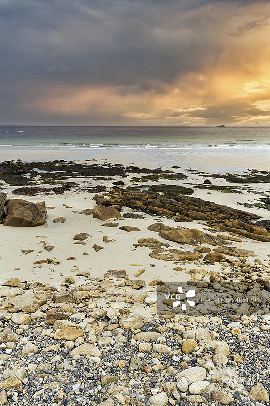 海岸线、岩石和沙滩，戏剧性的傍晚天空，塞南湾，怀特桑德湾，康沃尔，英格兰，英国图片素材