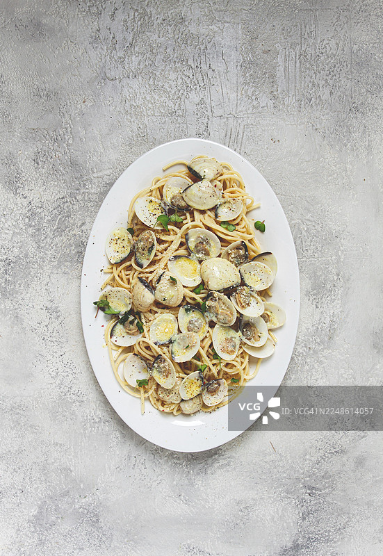 奶油酱意面配蛤蜊，卡邦尼风味，装在白盘中，自制，俯视角度，无人像图片素材