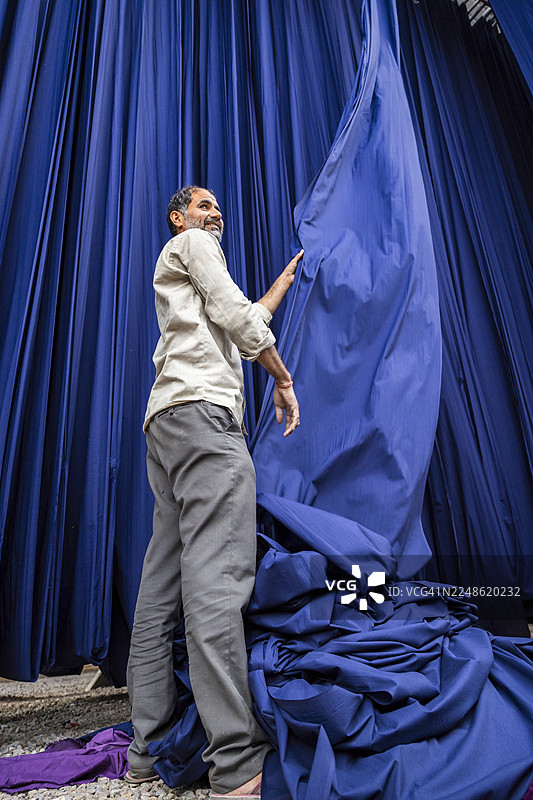 印度斋浦尔，工人正在整理大块蓝色织物图片素材