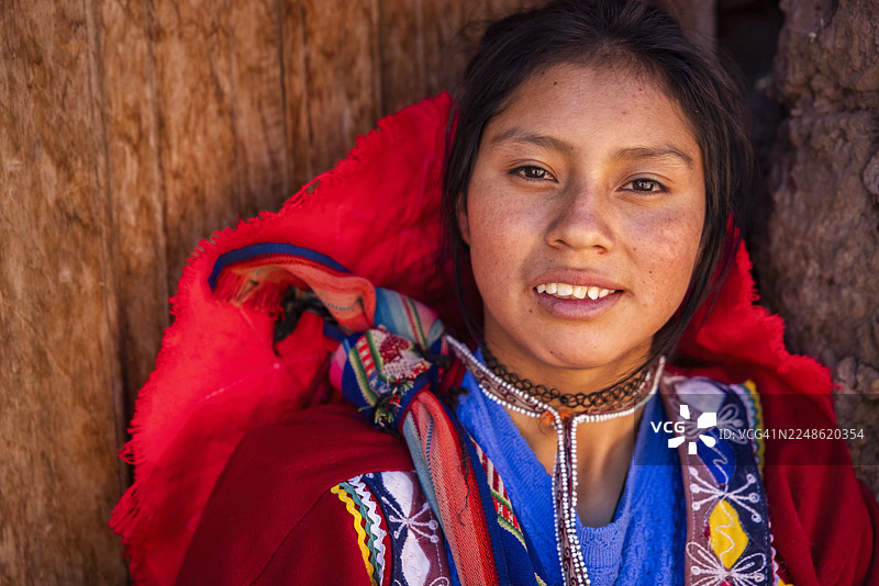 身着传统服饰的秘鲁女孩肖像，在皮萨克圣谷拍摄图片素材