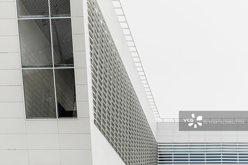 现代白色建筑外观，带有玻璃窗和网格图案的建筑摄影图片素材
