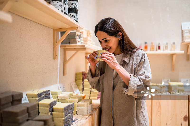 女游客在巴拉德室内市场购买传统肥皂图片素材