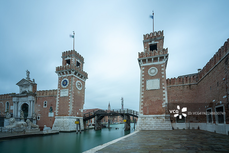 低角度拍摄的威尼斯军械库，背景是多云的天空，位于意大利威尼斯图片素材