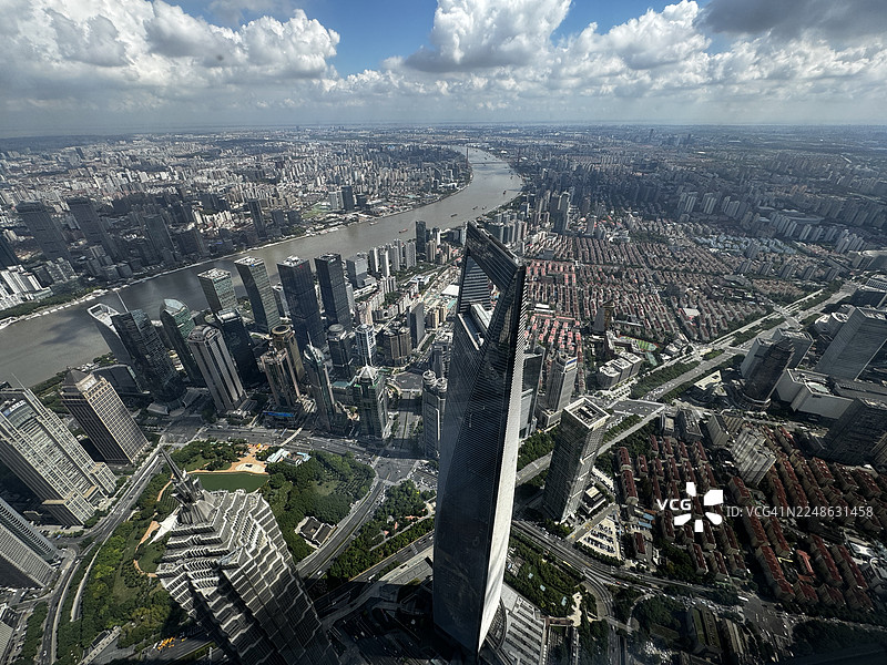上海陆家嘴金融区航拍图，展示了部分多云天空下的摩天大楼和黄浦江，上海市，中国，花旗银行图片素材