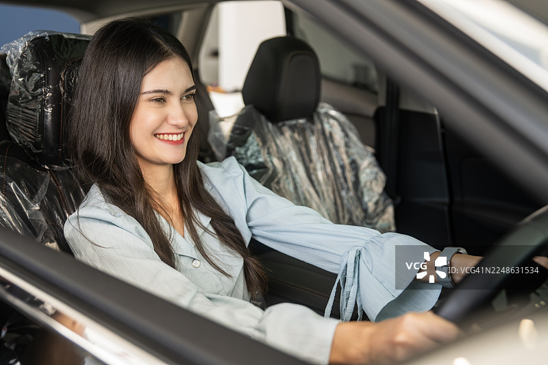 女子微笑着试驾新车图片素材