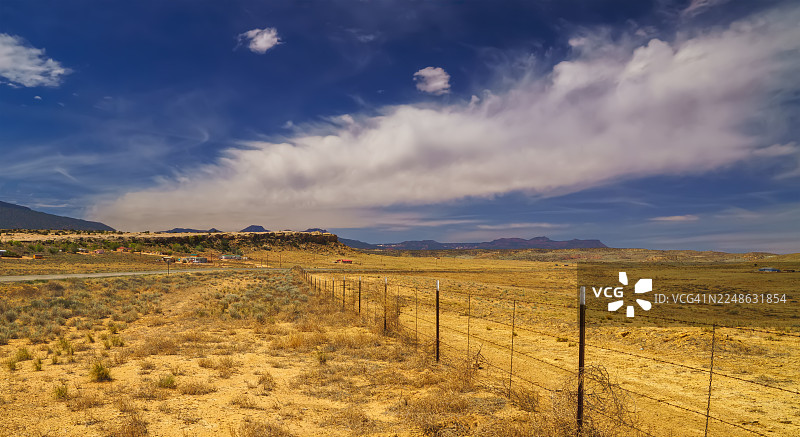 广阔的田野风光，有栅栏，天空蔚蓝，云朵戏剧化，美国，希普罗克，印第安人服务路线图片素材