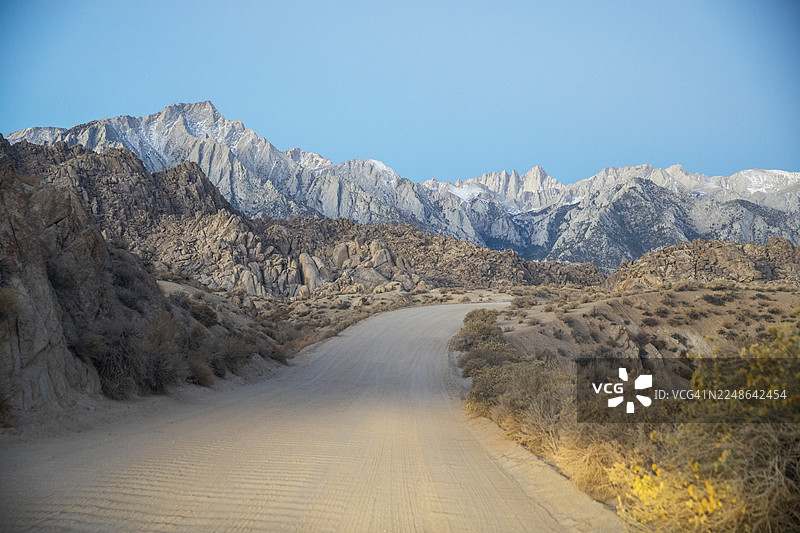 日出时阿拉巴马山丘上的空旷公路，加利福尼亚州，美国图片素材