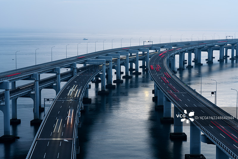 海面上空的乌云图片素材