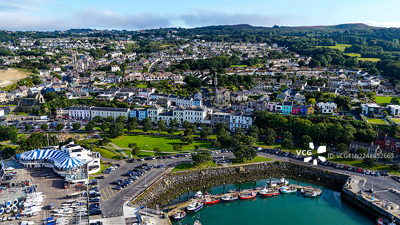 俯瞰爱尔兰都柏林湾的霍斯港，包括渔人码头、游艇码头和海滨小镇，海滨景色优美，有船只、游艇和防波堤，具有航海遗产和旅行概念，适合旅游设计。图片素材