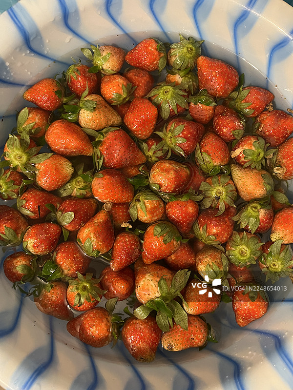 俯视视角：桌上碗里的新鲜草莓图片素材