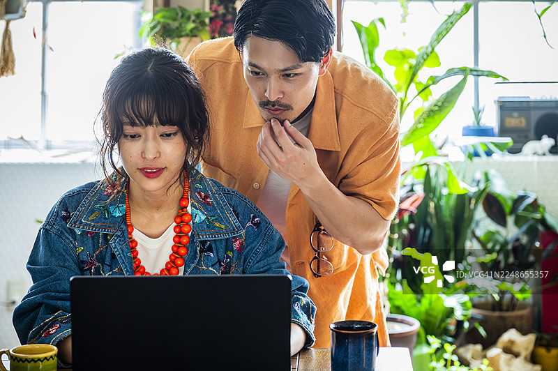 一对情侣在时尚的环保家居办公空间一起规划财务图片素材