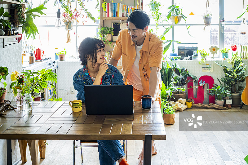 创意情侣在现代生态住宅中讨论在线项目图片素材