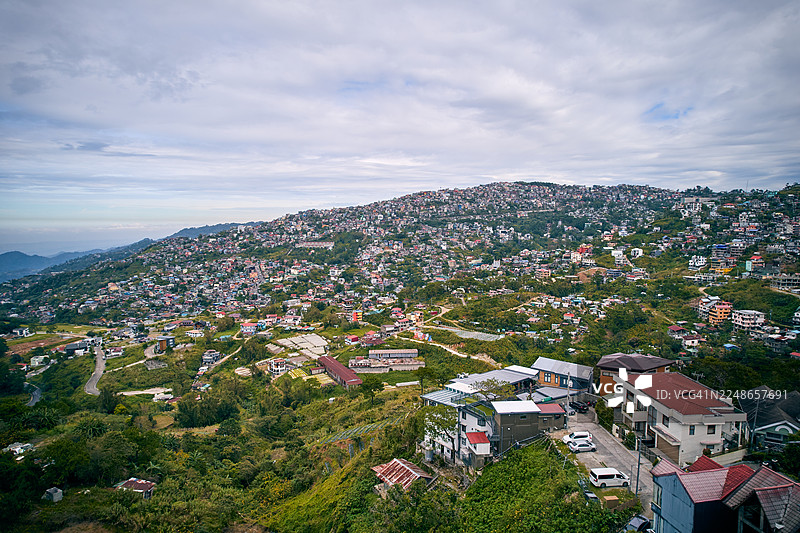 俯瞰碧瑶市陡峭的绿色山坡，密密麻麻地挤满了房屋和建筑物。图片素材