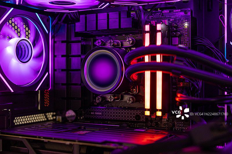 高端RGB游戏电脑内部，配备水冷散热图片素材
