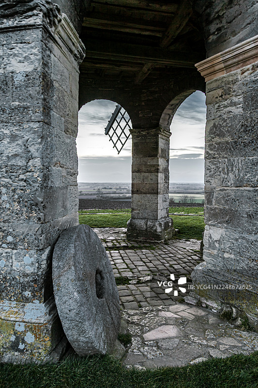 沃里克郡乡村的切斯特顿风车在黄昏时分图片素材