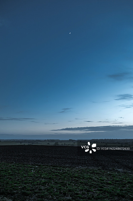 华威郡乡村的月下黄昏全景图片素材