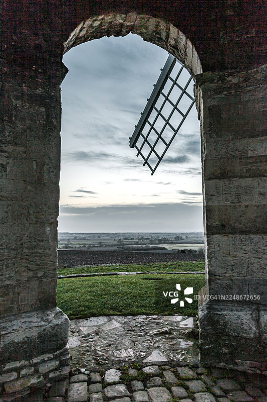 沃里克郡乡村的切斯特顿风车在黄昏时分图片素材