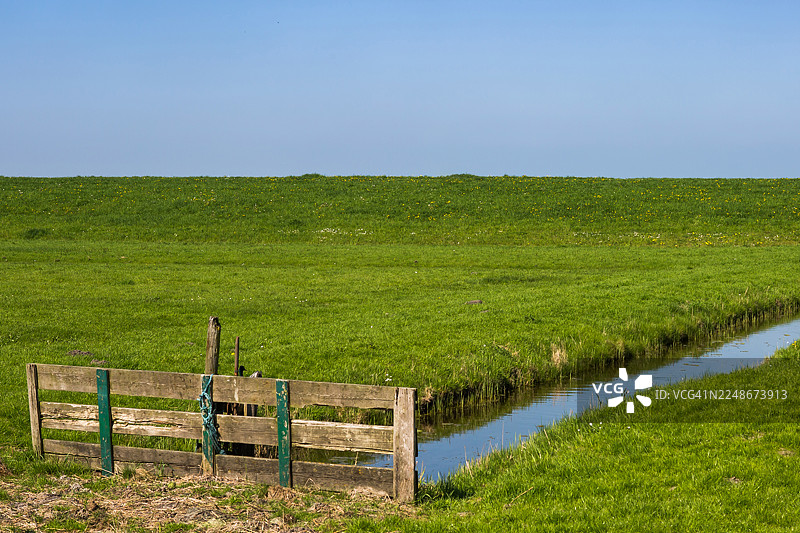 溪边农田旁的老木栅栏图片素材