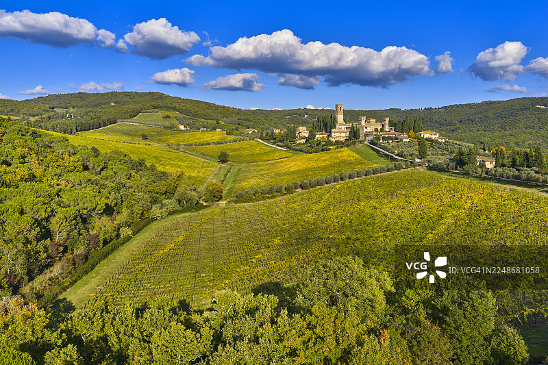 意大利托斯卡纳基安蒂葡萄酒产区的帕西尼亚诺修道院图片素材
