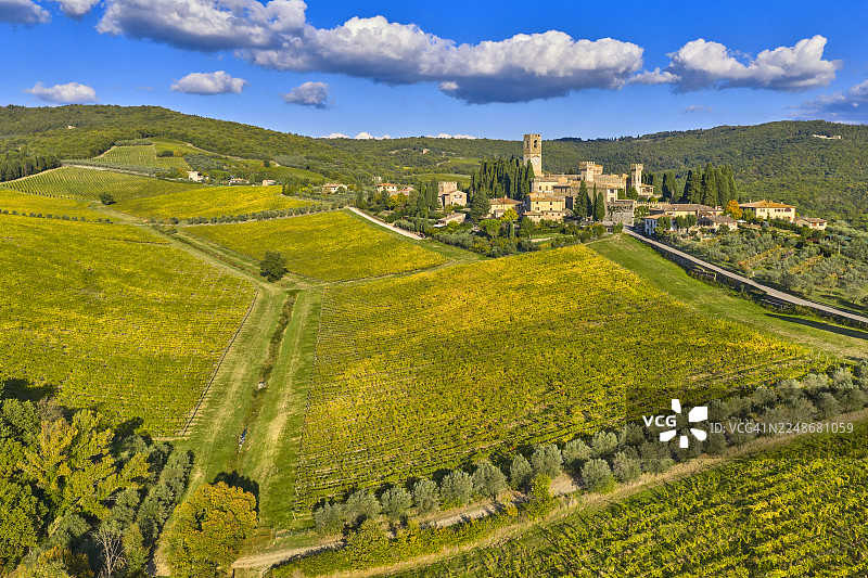 意大利托斯卡纳基安蒂葡萄酒产区的帕西尼亚诺修道院图片素材