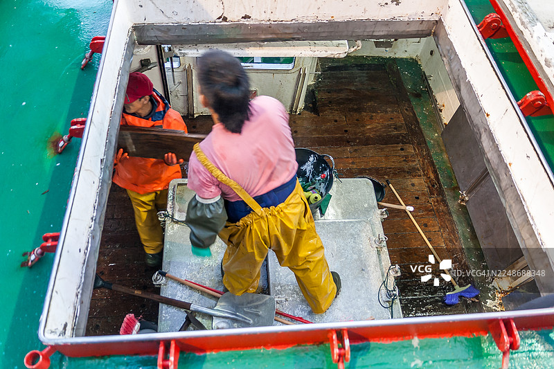 渔民们正在从船上卸下鱼图片素材
