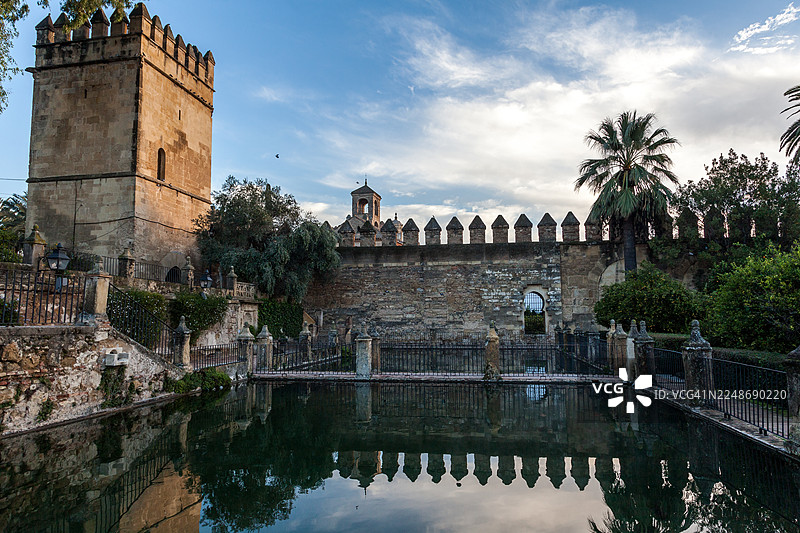 天主教国王阿尔卡萨尔宫的池塘图片素材