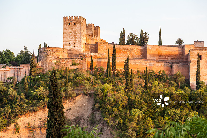 日落时分的宏伟阿尔罕布拉宫建筑群图片素材