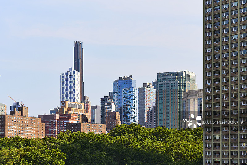 布鲁克林城市景观建筑，拥有天际线建筑和绿树图片素材