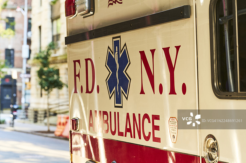 FDNY救护车停在纽约市街道上图片素材