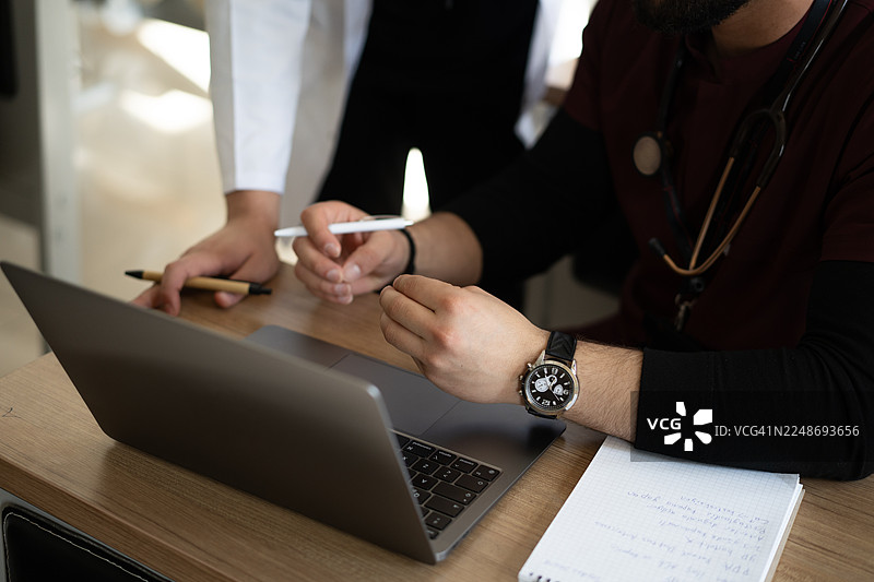 医护人员在笔记本电脑上讨论医疗数据图片素材