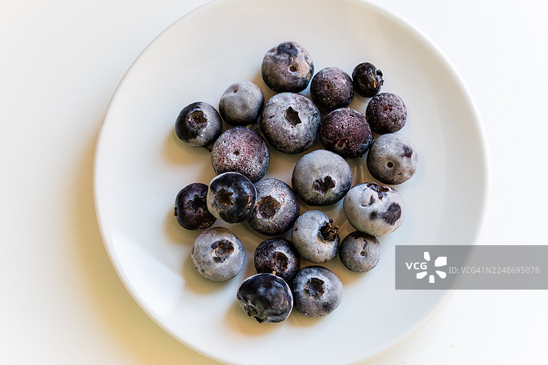 一盘冷冻蓝莓图片素材