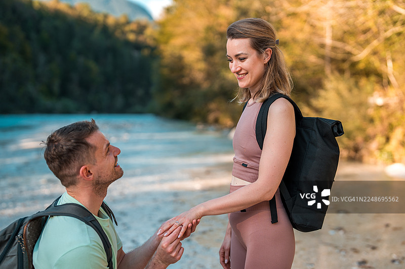 白人男性为未婚妻戴上订婚戒指图片素材