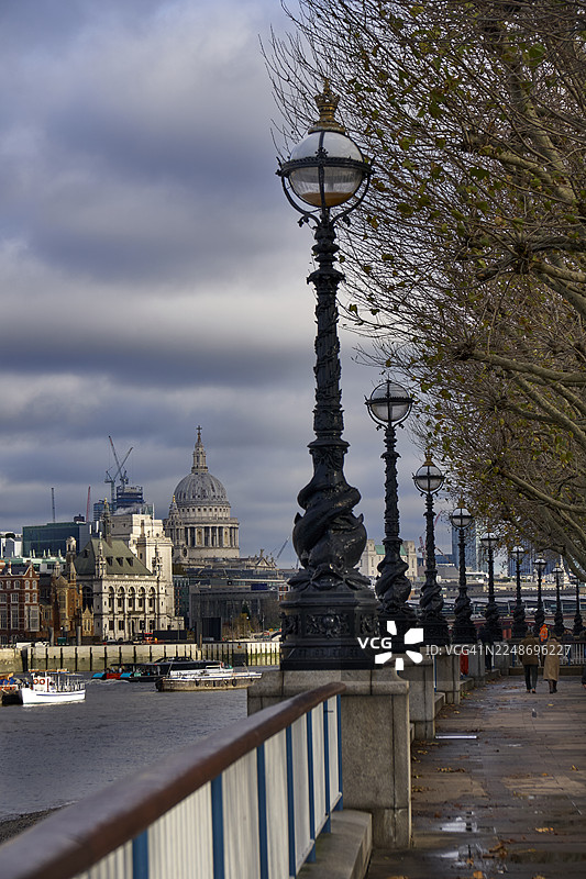 英国伦敦圣保罗大教堂的独特视角图片素材