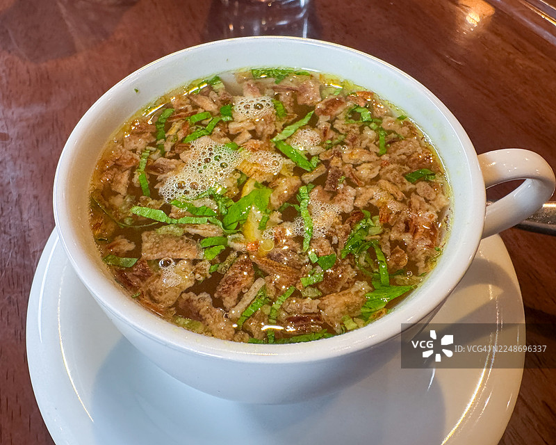 在横滨的一家印尼餐厅里，一碗热气腾腾的正宗印尼望加锡郭图汤图片素材