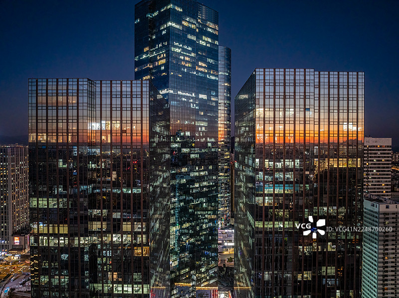 从无人机俯瞰青岛市北区中央商务区地标的黄昏景象图片素材