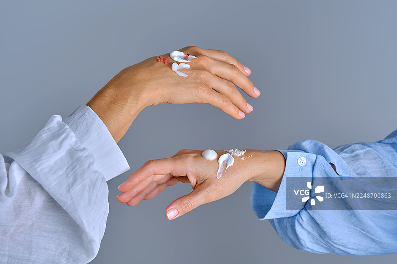 手部测试各种美容护肤产品图片素材