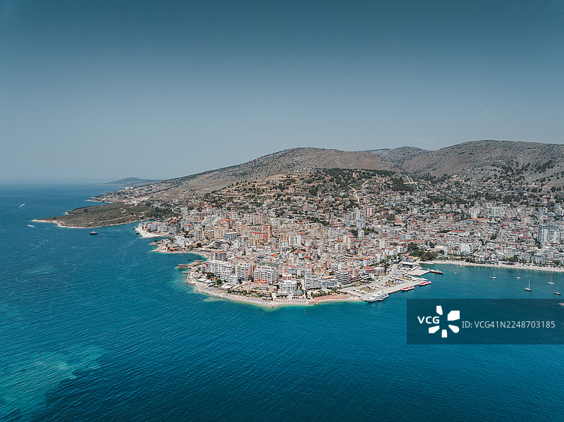 夏季，从空中俯瞰阿尔巴尼亚里维埃拉弗洛勒县的萨兰达图片素材