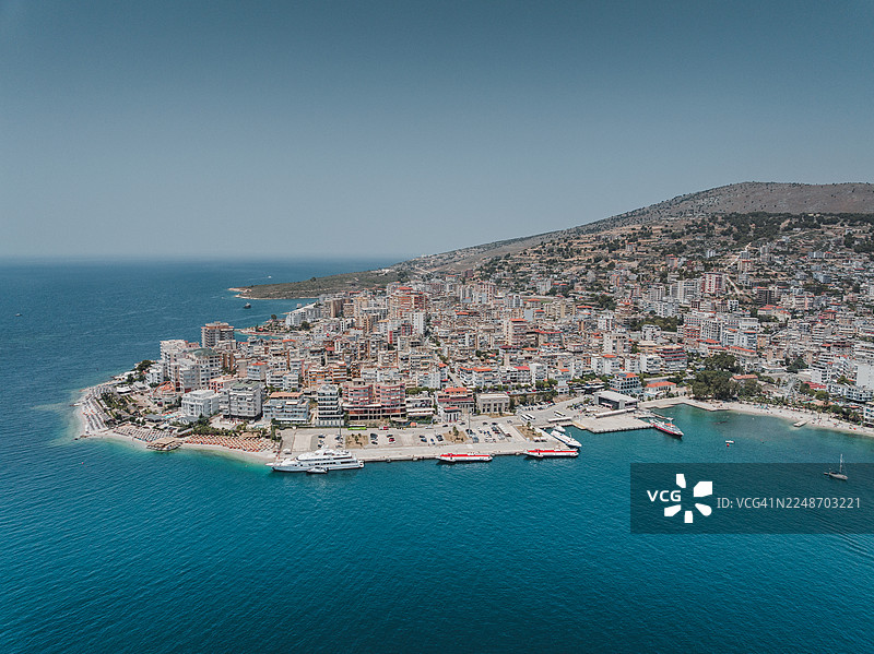 航拍画面：阳光明媚的萨兰达，阿尔巴尼亚里维埃拉，发罗拉县，阿尔巴尼亚图片素材