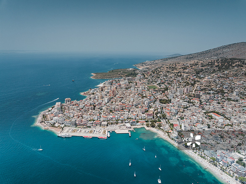 无人机拍摄的萨兰达海岸建筑，阿尔巴尼亚里维埃拉，发罗拉县，阿尔巴尼亚图片素材