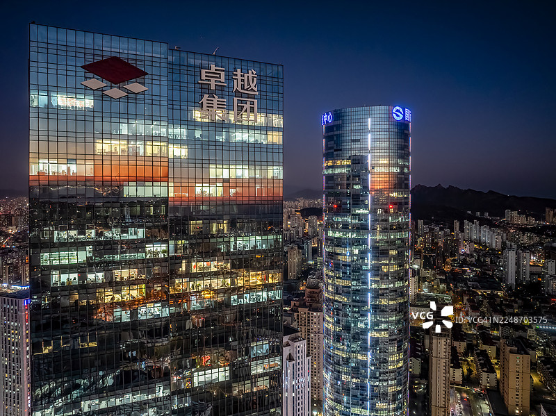 无人机视角拍摄的青岛市北区中央商务区地标性建筑在黄昏时的景象图片素材