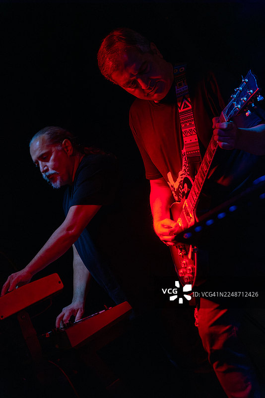 舞台上的现场摇滚表演图片素材